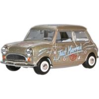 Classic Mini Car - Just Married