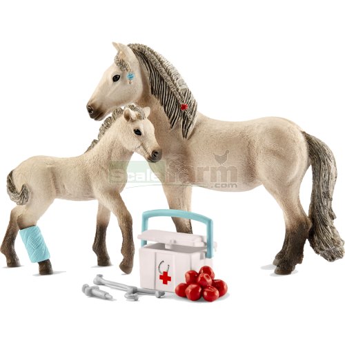 Horse, Foal and First Aid Kit Set (Hannah - Horse Club)